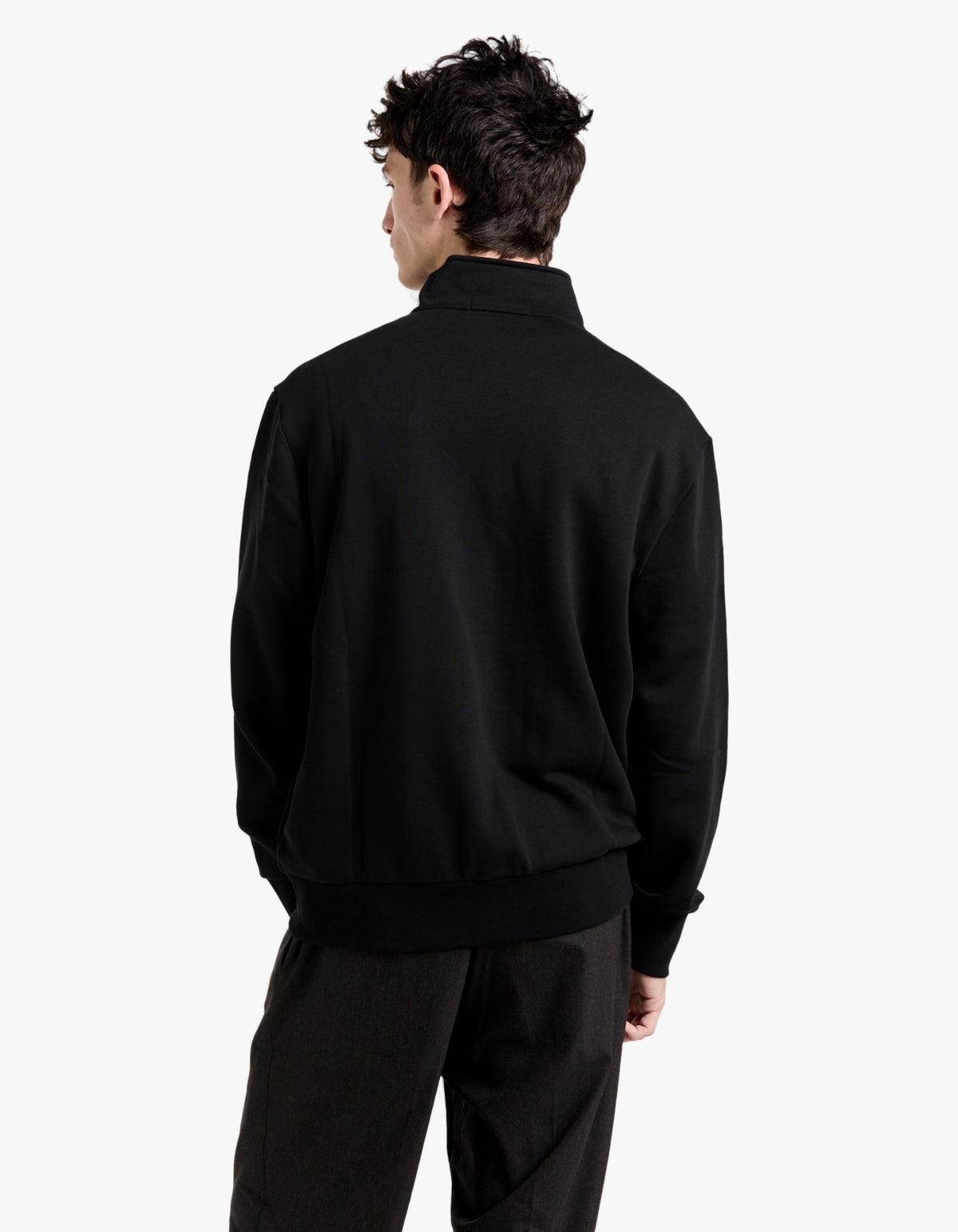 Polerón deportivo de polar negro y blanco