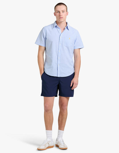 Camisa de seersucker a rayas azul y blanco