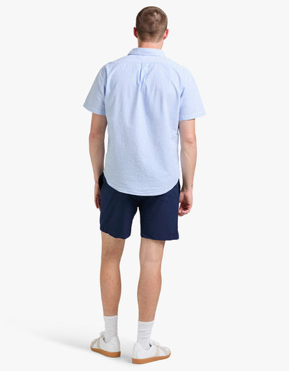 Camisa de seersucker a rayas azul y blanco