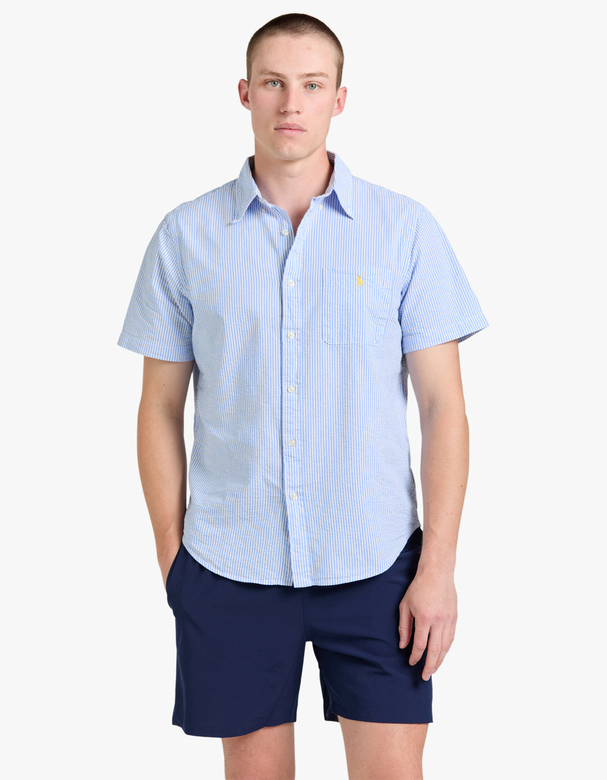 Camisa de seersucker a rayas azul y blanco