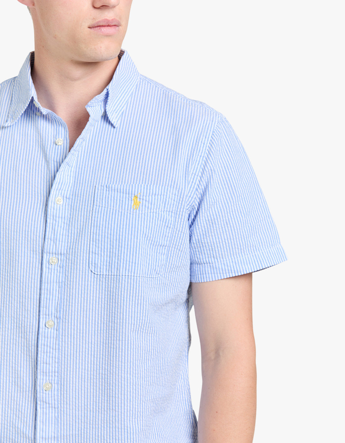 Camisa de seersucker a rayas azul y blanco