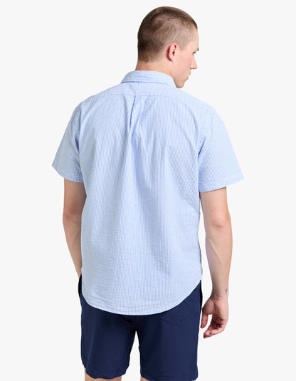 Camisa de seersucker a rayas azul y blanco