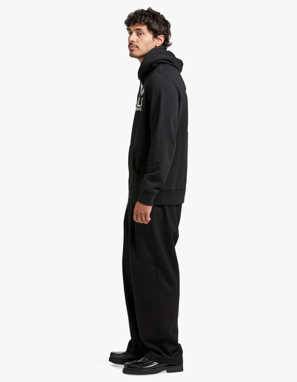 Polerón con capucha estampado negro