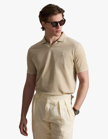 Polo de piqué texturizado beige y blanco