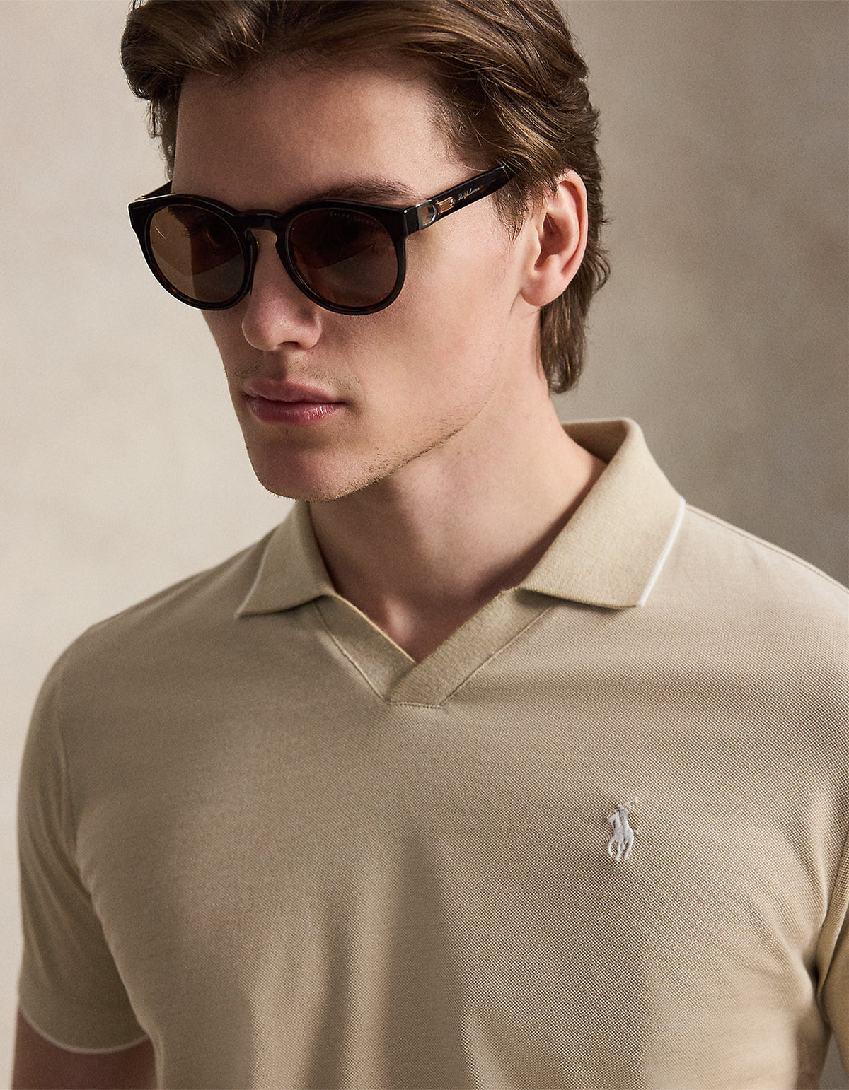 Polo de piqué texturizado beige y blanco