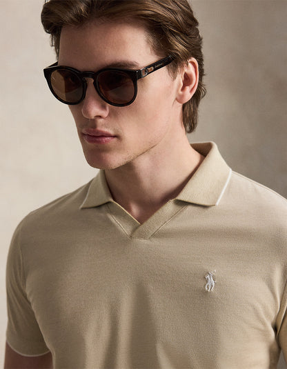 Polo de piqué texturizado beige y blanco