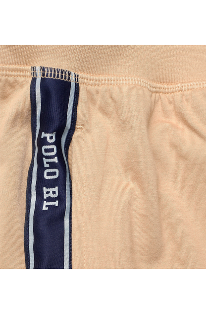 Short deportivo con franja caqui