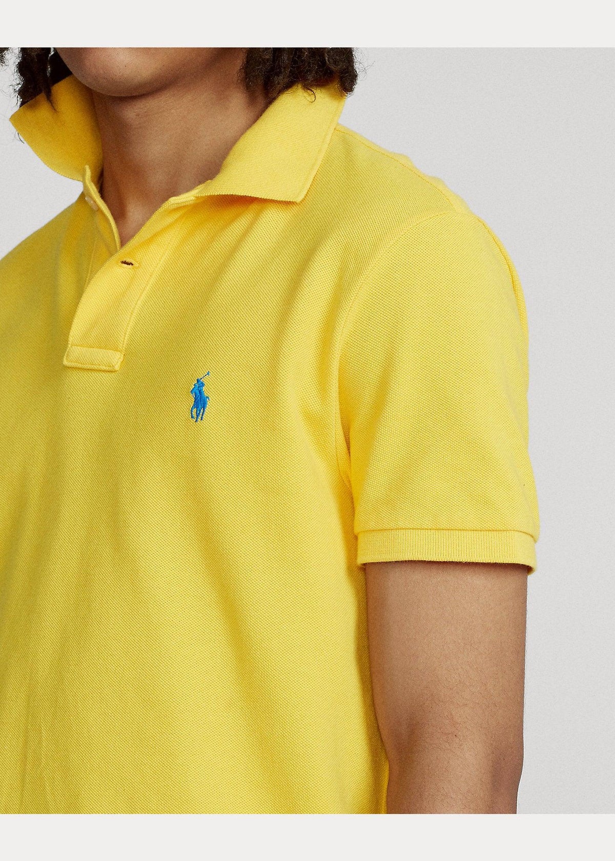 Polo de piqué amarillo