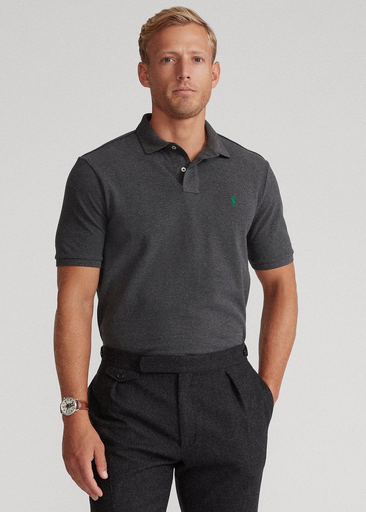 Polo de piqué gris oscuro